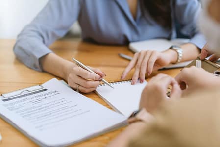 female-insurance-agents-are-offering-insurance-to-customer--1024x684